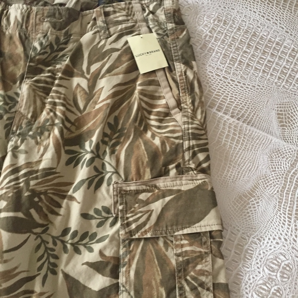 Lucky Brand Men’s Tropical Utility Cargo Shorts - Picture 4 of 8